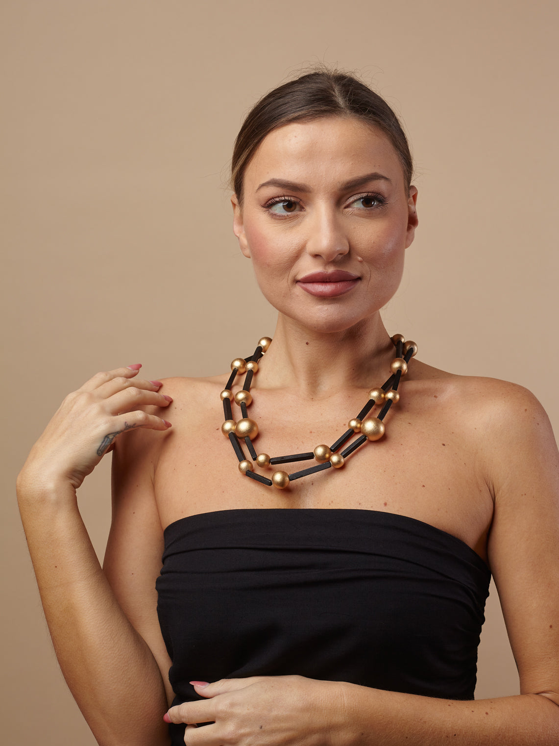 Collana con perle in legno marrone scuro, biconi acrilico color oro