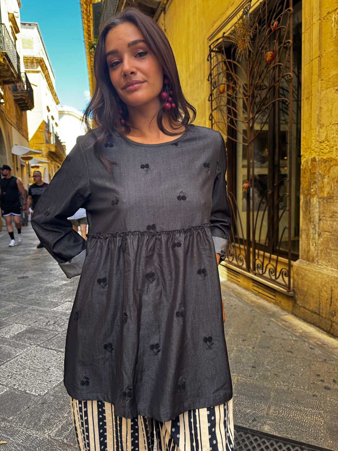 Blusa con ciliegie ricamate Cherry-maglia-Bijondo-Nero-taglia unica-Bijondo