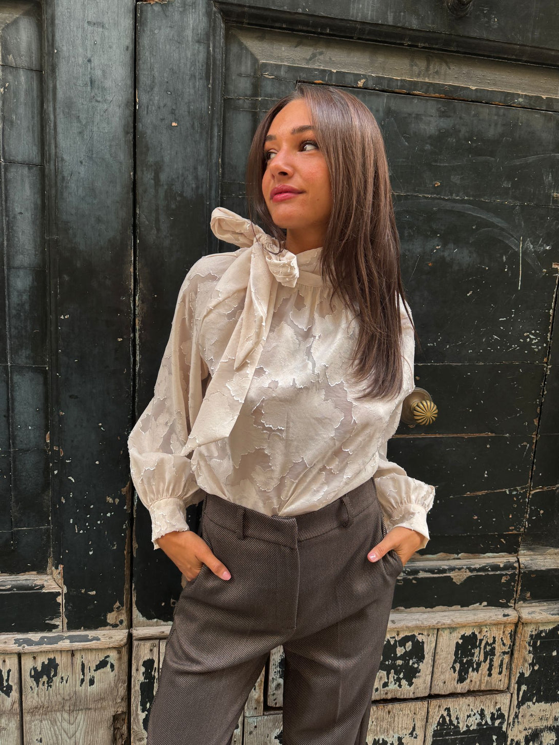Blusa elegante con fiocco in devorè Anais-camicia-Bijondo-panna-S-Bijondo