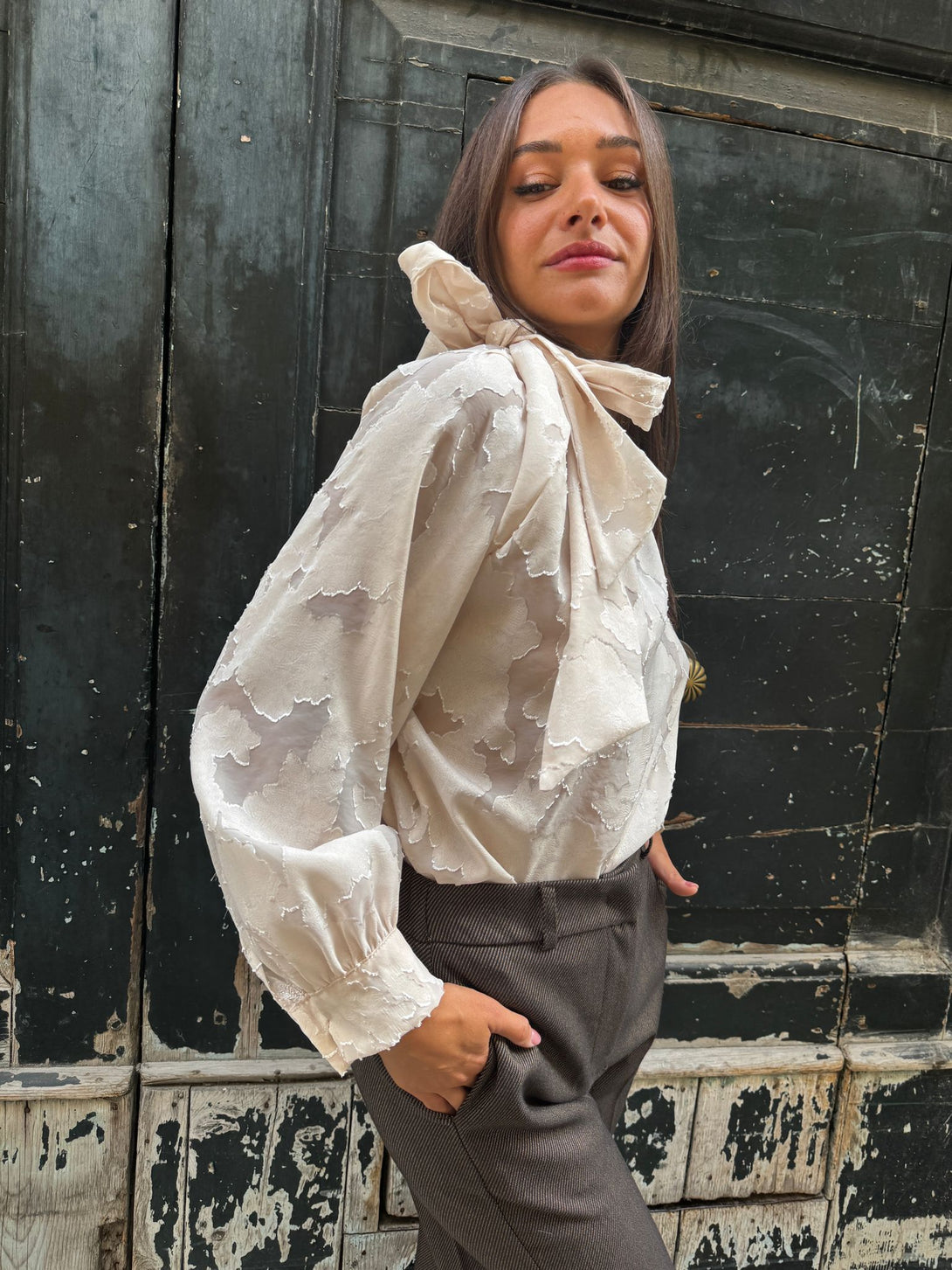 Blusa elegante con fiocco in devorè Anais-camicia-Bijondo-Bijondo