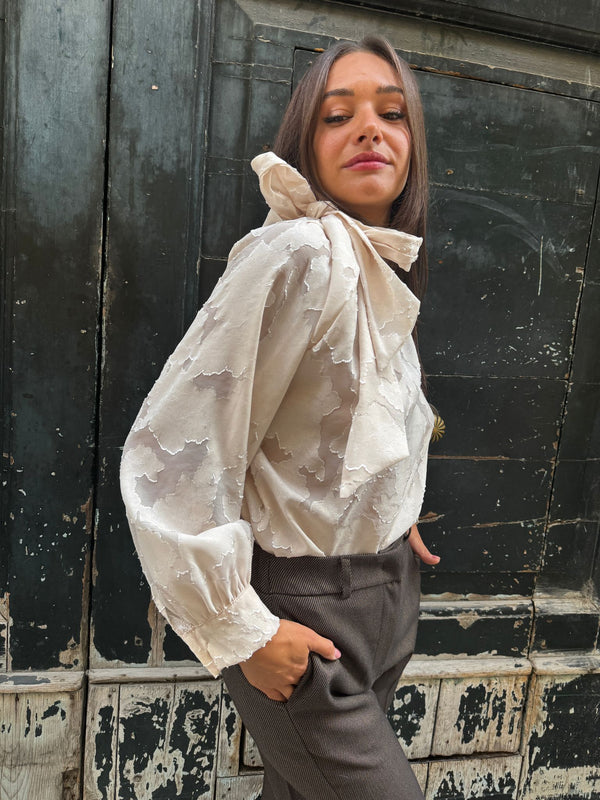Blusa elegante con fiocco in devorè Anais-camicia-Bijondo-Bijondo