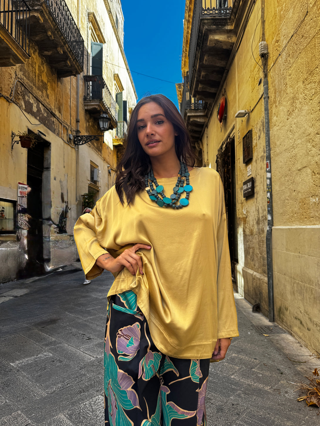 Blusa in raso Leonie-pantaloni-Bijondo-Bijondo