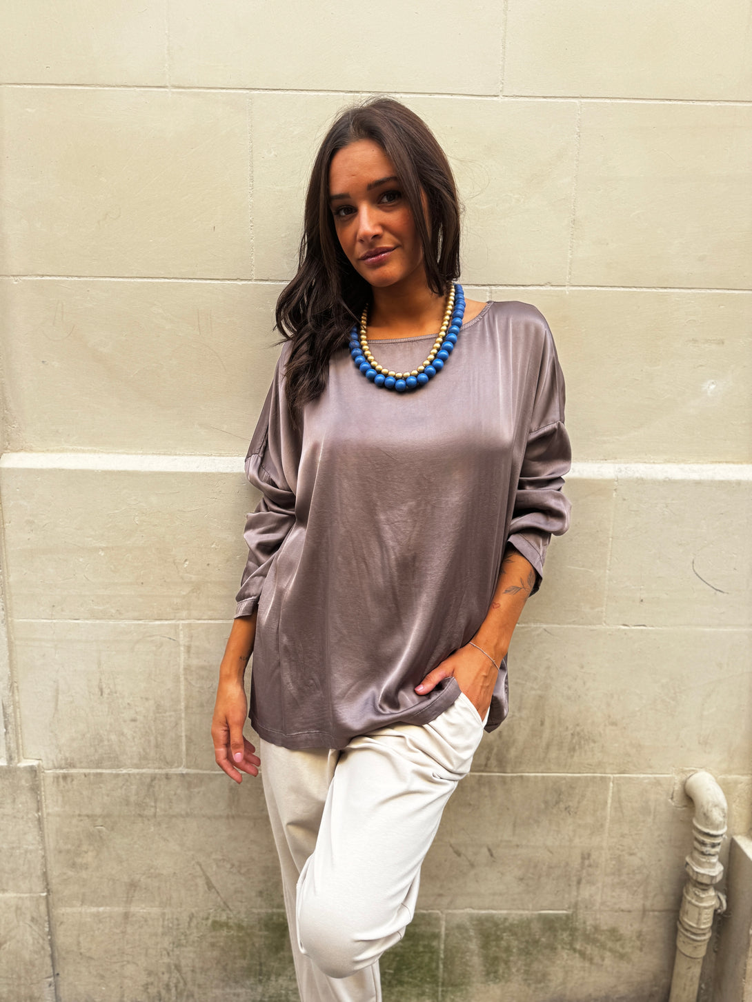 Blusa in raso Leonie-pantaloni-Bijondo-Tortora-taglia unica-Bijondo