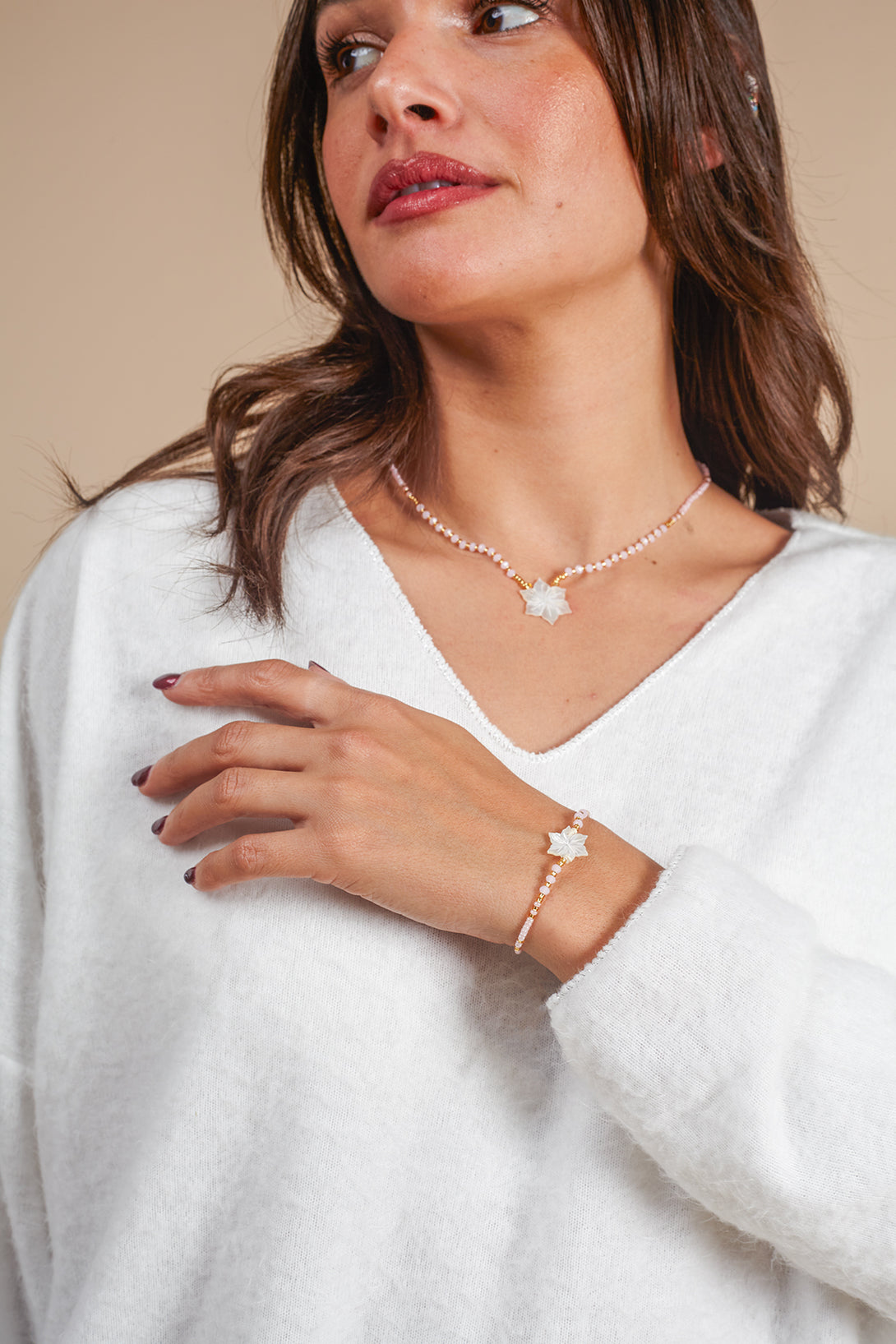 Bracciale regolabile con fiore di madreperla e perline di vetro-bracciale-Bijondo-Bijondo