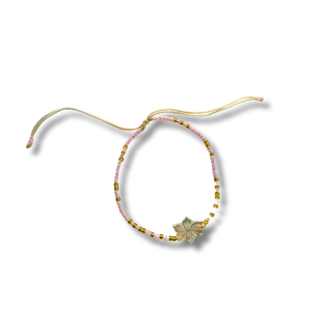 Bracciale regolabile con fiore di madreperla e perline di vetro-bracciale-Bijondo-Rosa-Bijondo