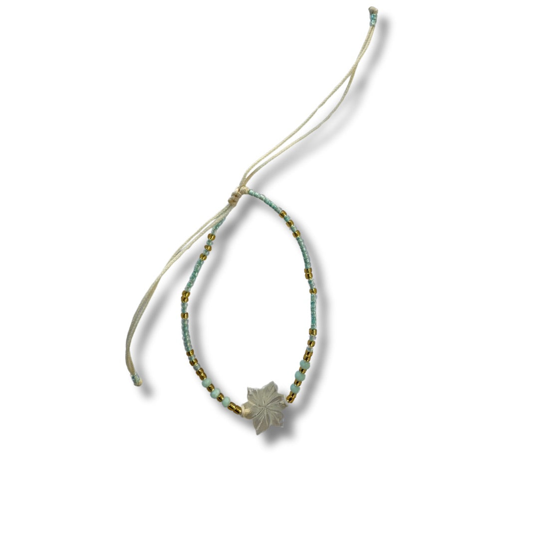 Bracciale regolabile con fiore di madreperla e perline di vetro-bracciale-Bijondo-acquamarina-Bijondo