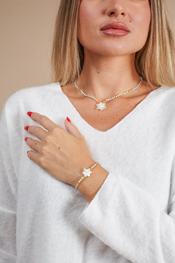 Bracciale regolabile con fiore di madreperla e perline di vetro-bracciale-Bijondo-Bijondo