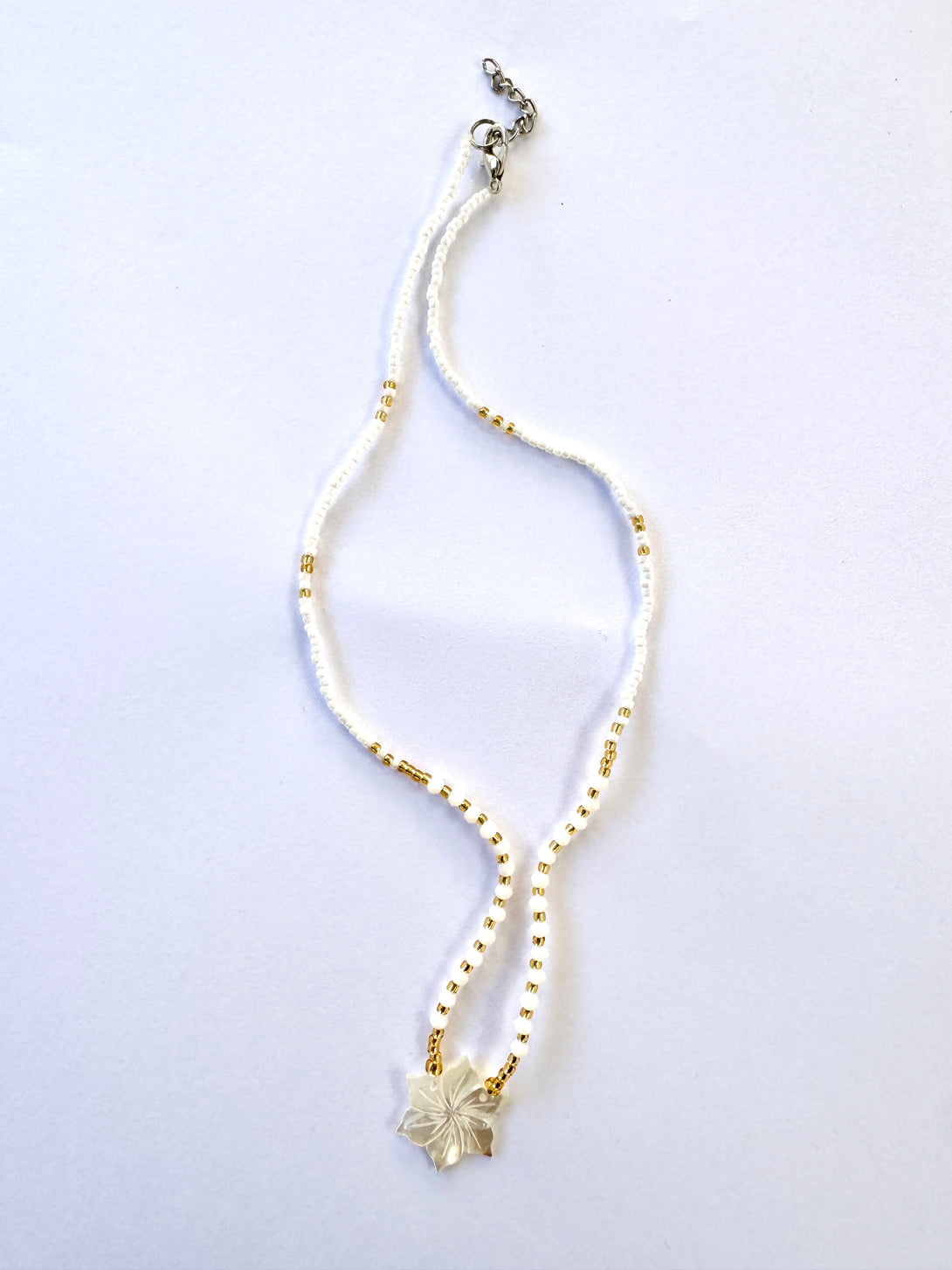 Collana Fiore madreperla e perline di vetro-collana-Bijondo-Bijondo