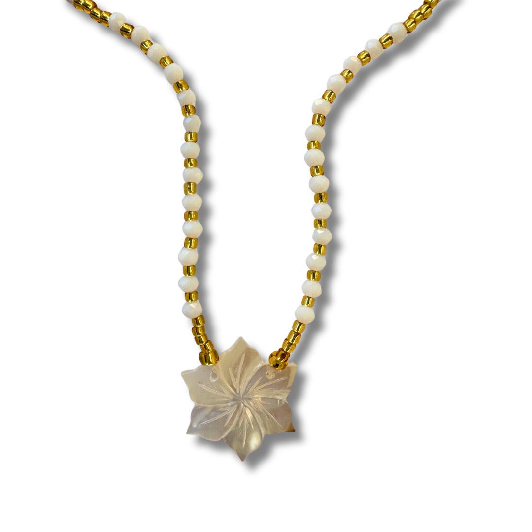 Collana Fiore madreperla e perline di vetro-collana-Bijondo-Bianco-Bijondo