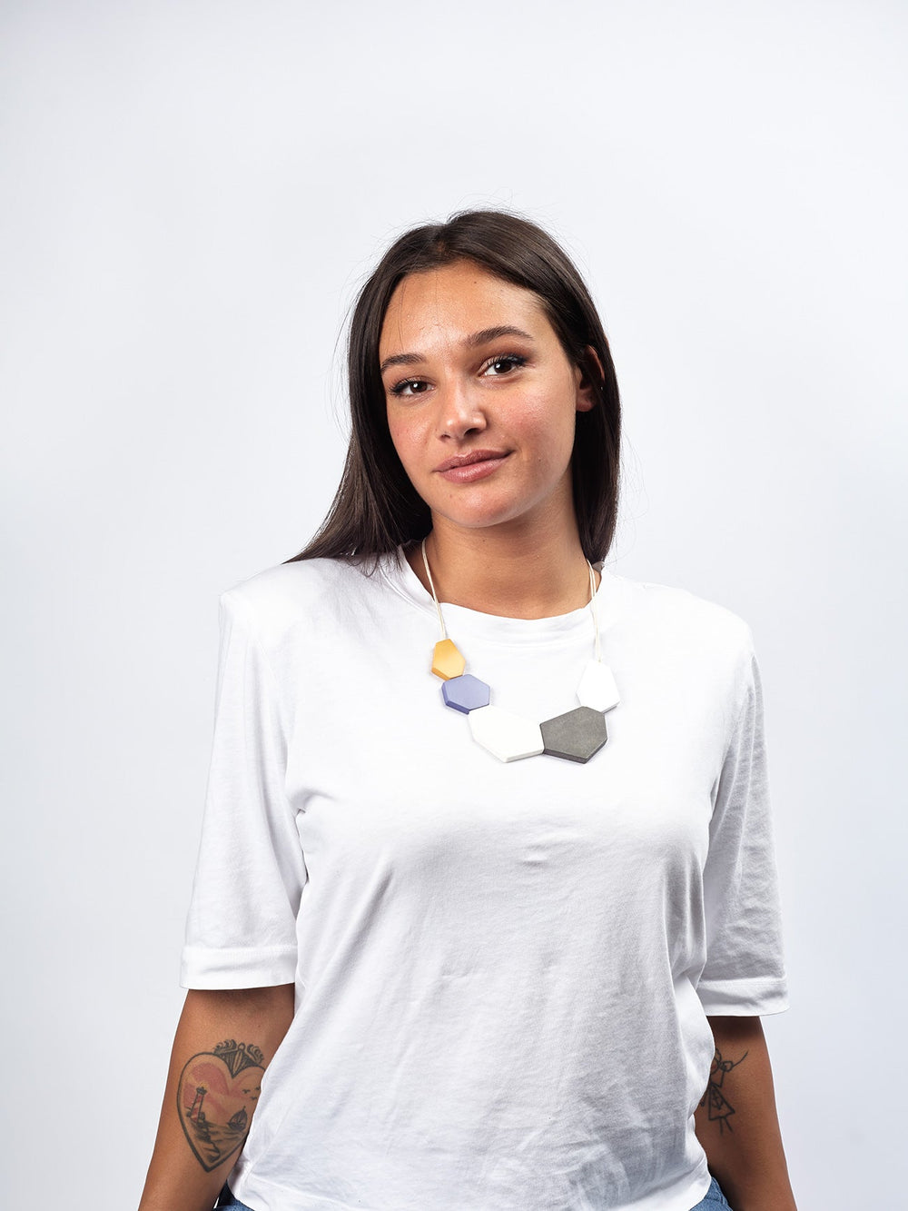 Avalaya Collana con perline geometriche in legno beige/grigio/nero