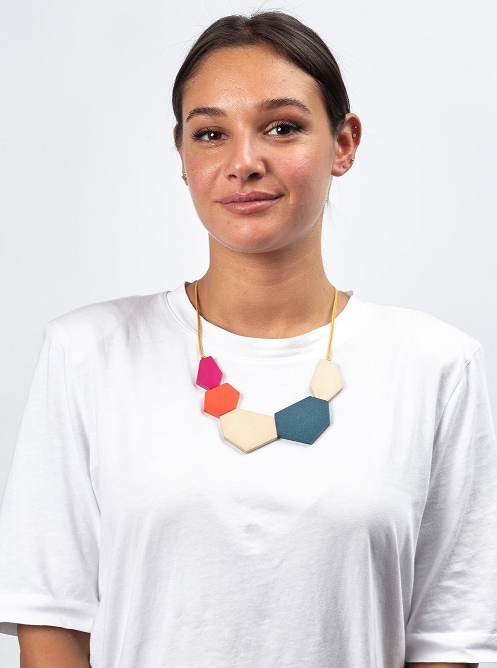 Collana design minimal, geometrica, legno Charmaine-beige-Bijondo