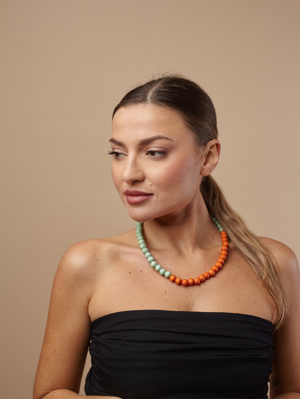 Collana Boho con perlne grosse, cordoncno n pelle stratfcato e Collana Boho con perlne grosse, cordoncno n pelle stratfcato e
