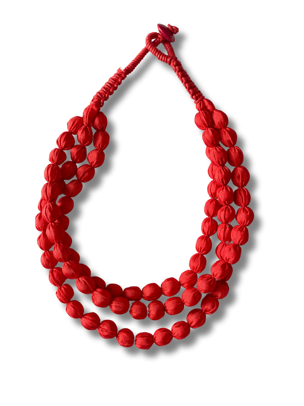 Braccialetto Con Le Palle Di Legno Rosse Su Un Fondo Astratto Braccialetto Con Le Palle Di Legno Rosse Su Un Fondo Astratto
