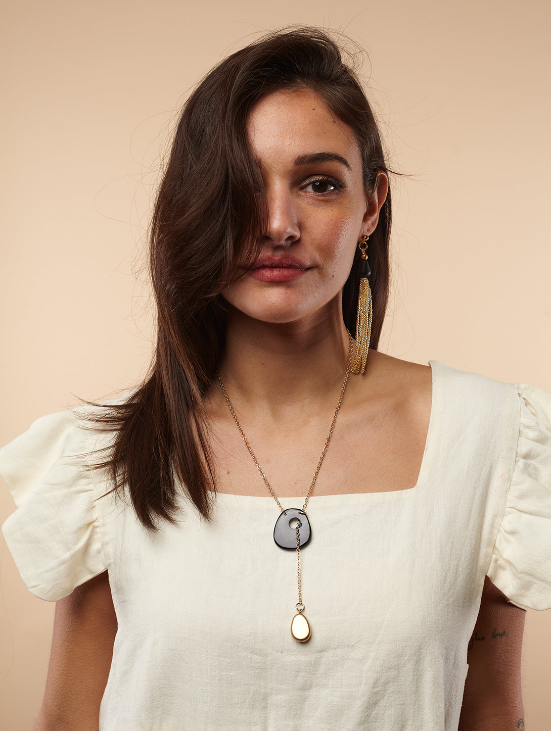 Collana legno, madreperla e resina, leggera Oaklyn-collana-Bijondo-Nero-Bijondo