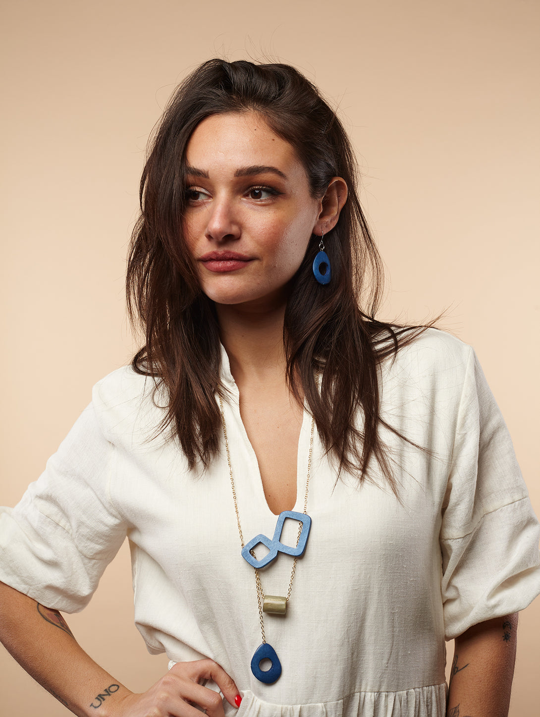 Collana lunga con legno, resina e madreperla Cinzia metallic-collana-Bijondo-Blu-Bijondo