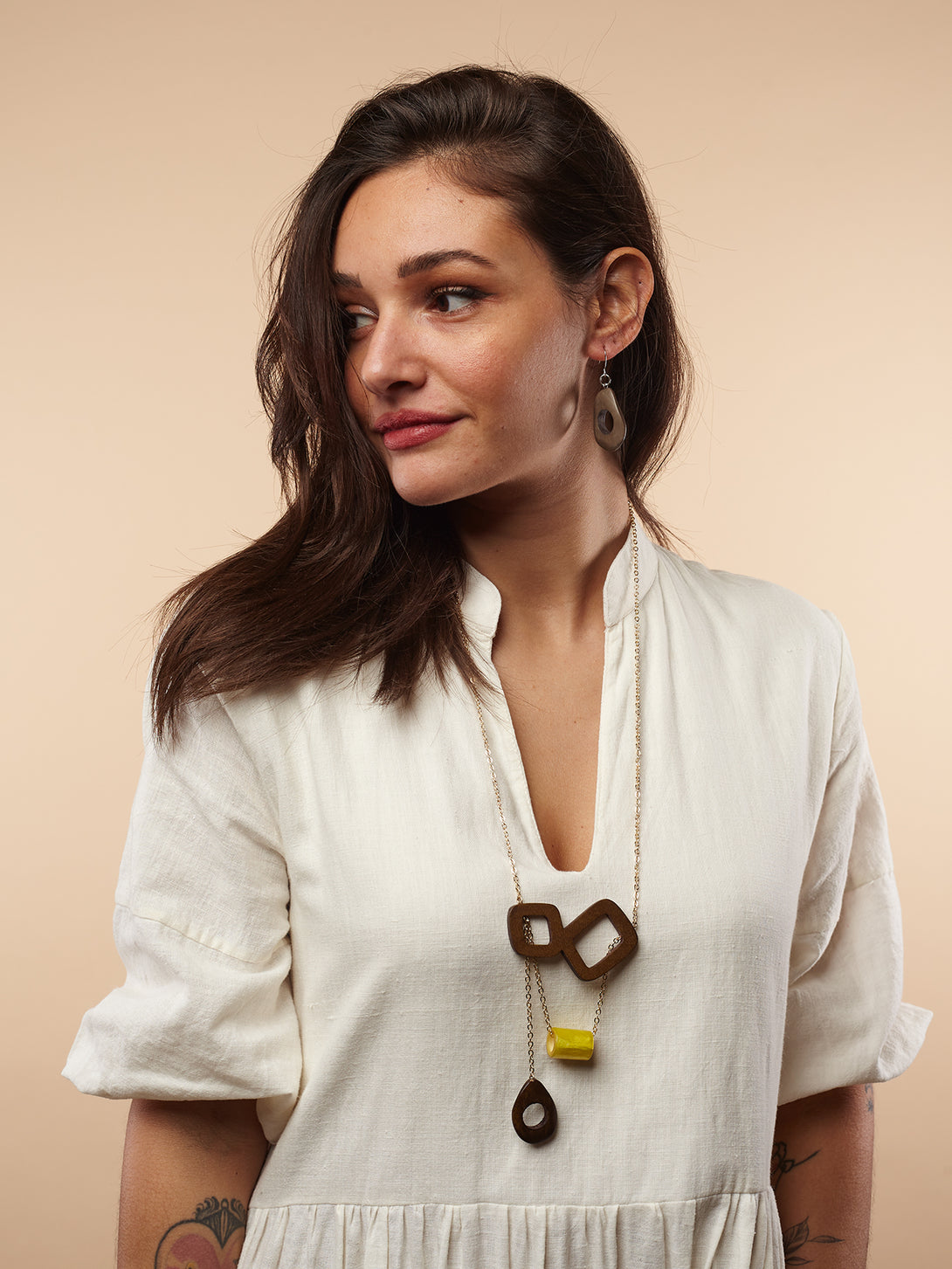 Collana lunga con legno, resina e madreperla Cinzia metallic-collana-Bijondo-Botanical Oasis-Bijondo