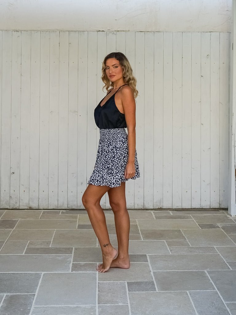 Minigonna a balza vita elasticizzata Mira - nero fiori - Bijondo