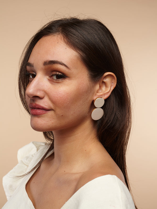 Orecchini Maiana legno metallic, design minimal, costume jewelry-Orecchini-Bijondo-Pearl-Bijondo