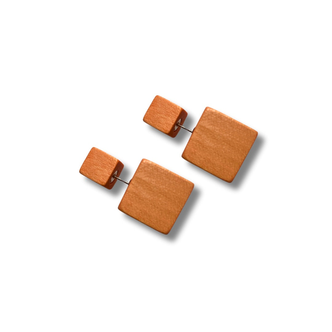 Orecchini legno cubo doppio lato Stonehenge-orecchini-Bijondo-peach fuzz-Bijondo