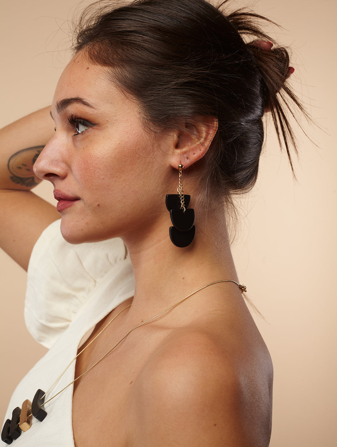 Orecchini lunghi, leggeri, legno Scottie-orecchini-Bijondo-Nero-Bijondo