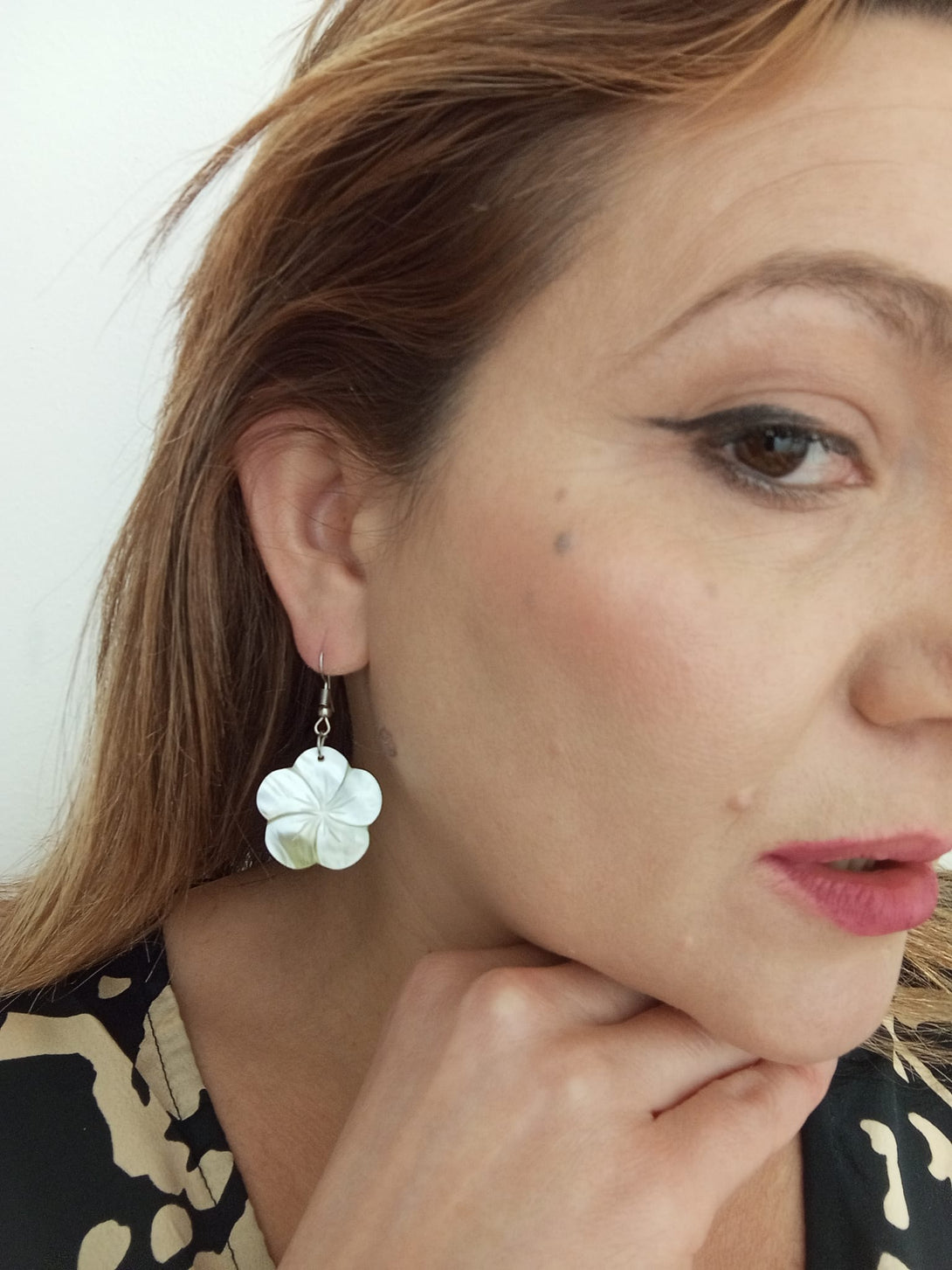 Orecchini madreperla fiore Frangipani-orecchini-Bijondo-Bijondo