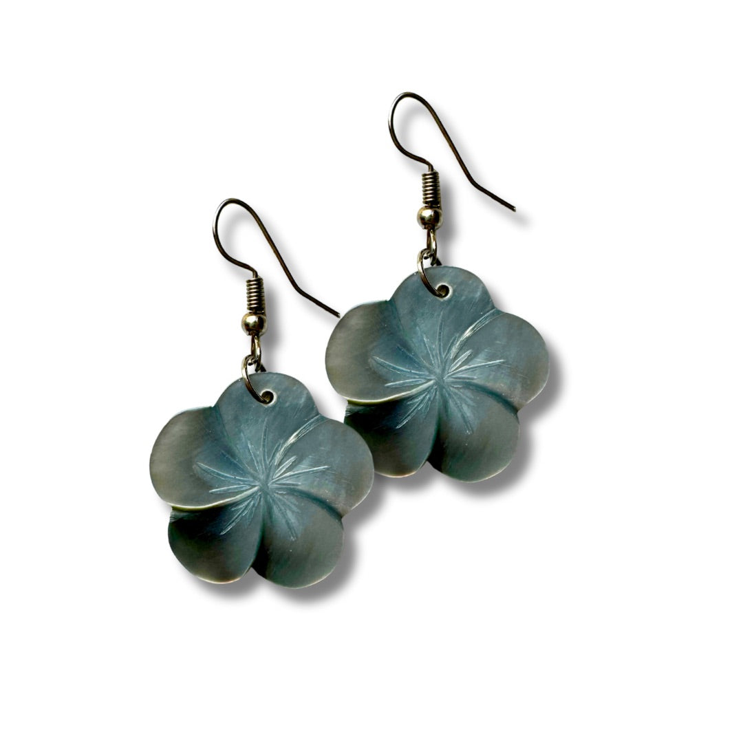 Orecchini madreperla fiore Frangipani-orecchini-Bijondo-grigio-Bijondo