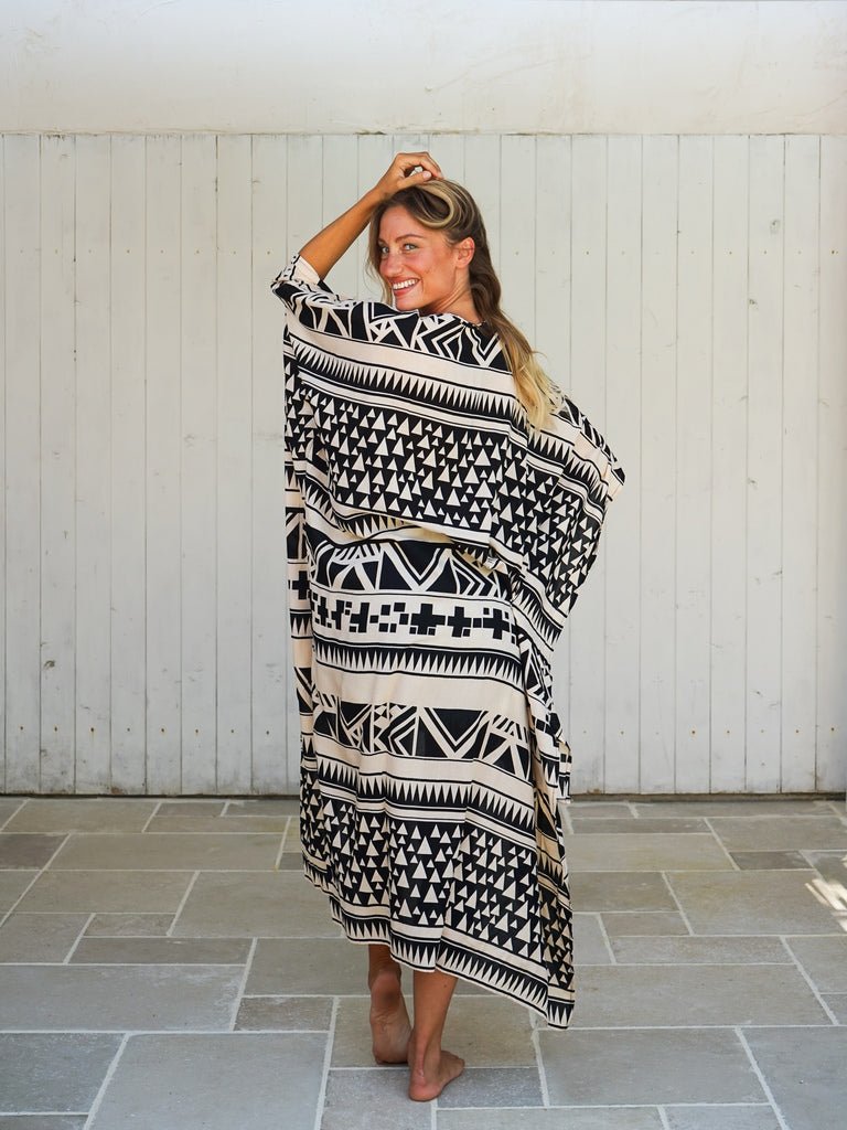 Poncho corto davanti lungo dietro rayon Lien - nero - Bijondo