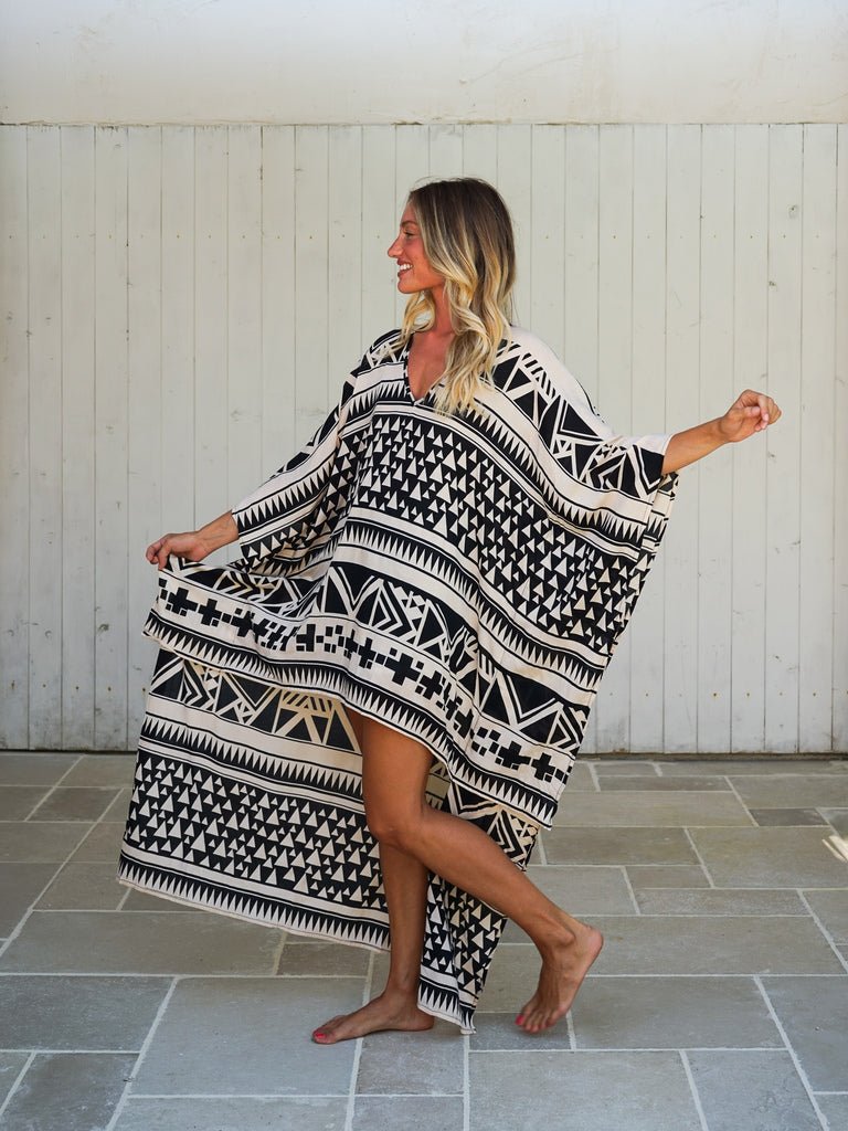 Poncho corto davanti lungo dietro rayon Lien - nero - Bijondo