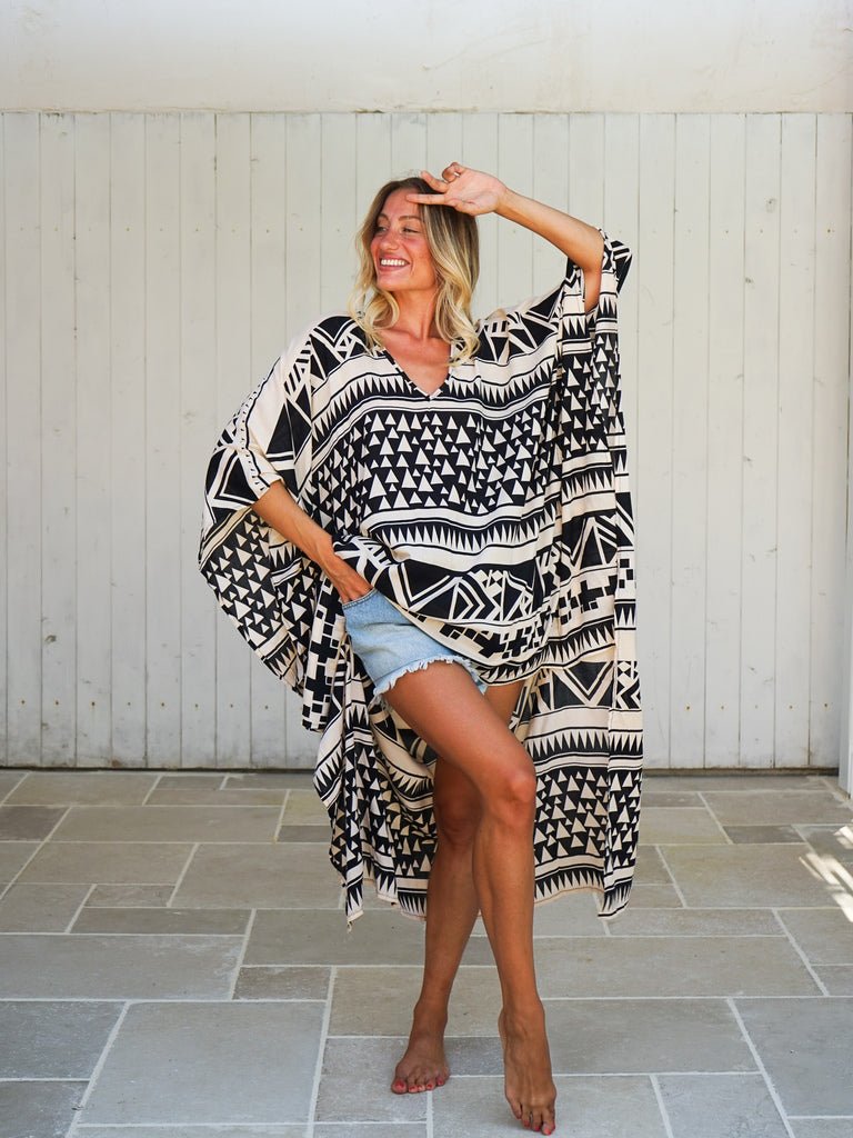 Poncho corto davanti lungo dietro rayon Lien - nero - Bijondo
