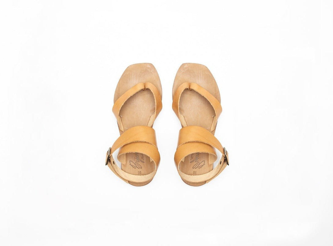 Sandalo infradito in pelle fasce larghe Lúcia - cuoio - Bijondo