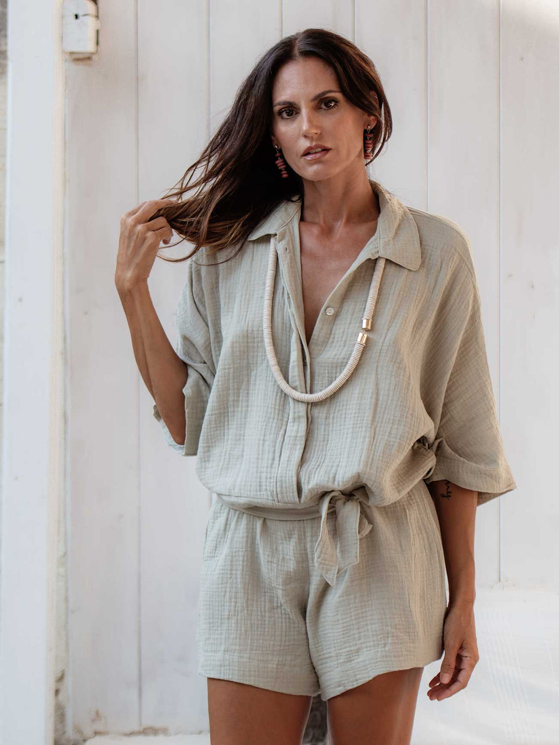 Tuta corta monocolore con cintura e bottoni in madre perla “Emma”-Tuta-Bijondo-Verde chiaro-taglia unica-Bijondo