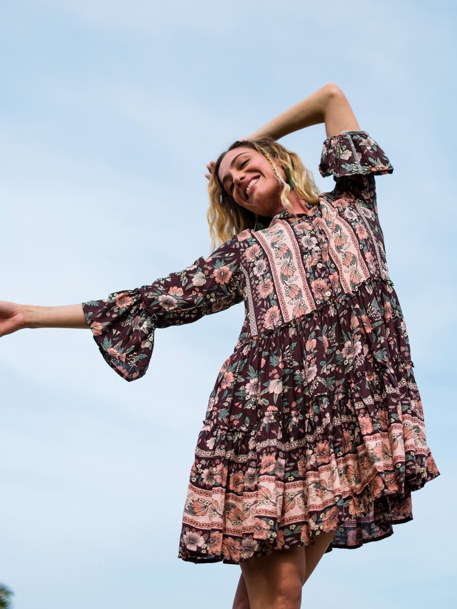 Vestito corto con volant su manica Malin - marrone - Bijondo