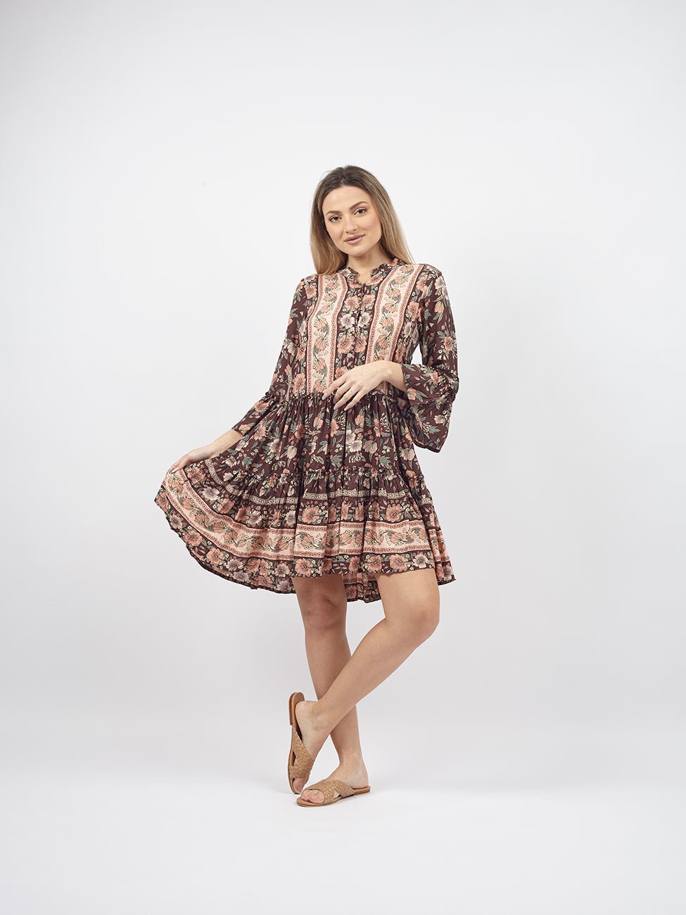 Vestito corto con volant su manica Malin - marrone - Bijondo