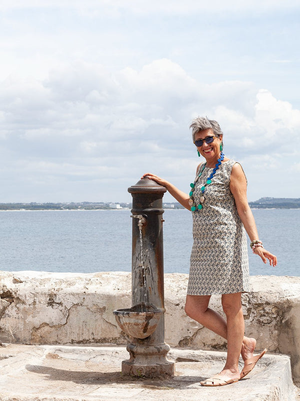 Vestito corto smanicato in cotone Karin - blu - Bijondo