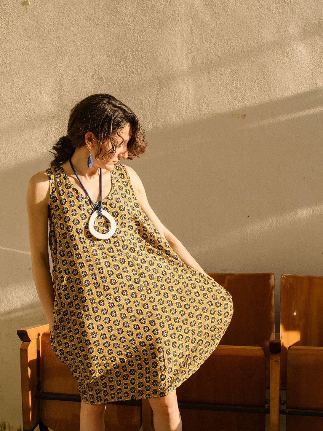 Vestito corto smanicato ovetto rayon Pia-senape-taglia unica-Bijondo