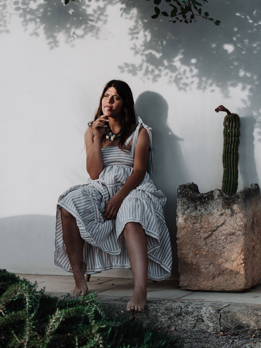 Vestito lungo a balze con fantasia a righe Kelly-rosso-Bijondo