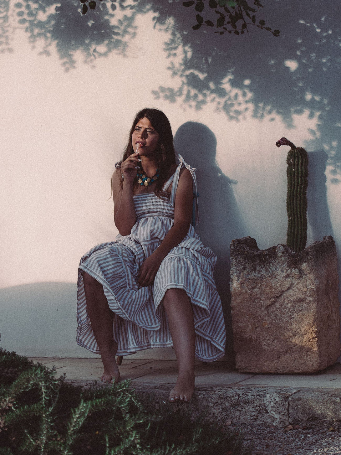 Vestito lungo a balze con fantasia a righe Kelly-rosso-Bijondo