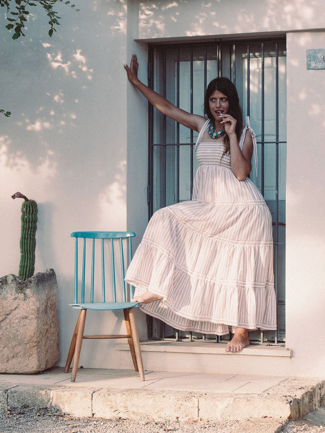 Vestito lungo a balze con fantasia a righe Kelly-rosso-Bijondo