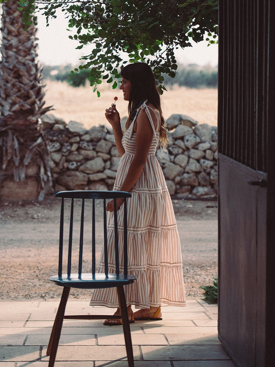 Vestito lungo a balze con fantasia a righe Kelly-rosso-Bijondo