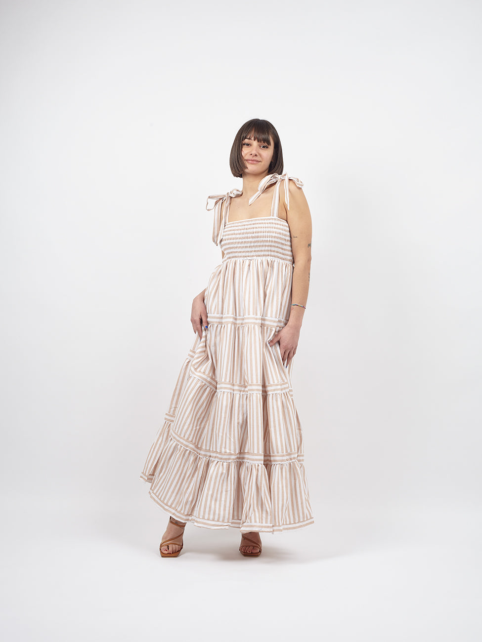 Vestito lungo a balze con fantasia a righe Kelly-crema-Bijondo