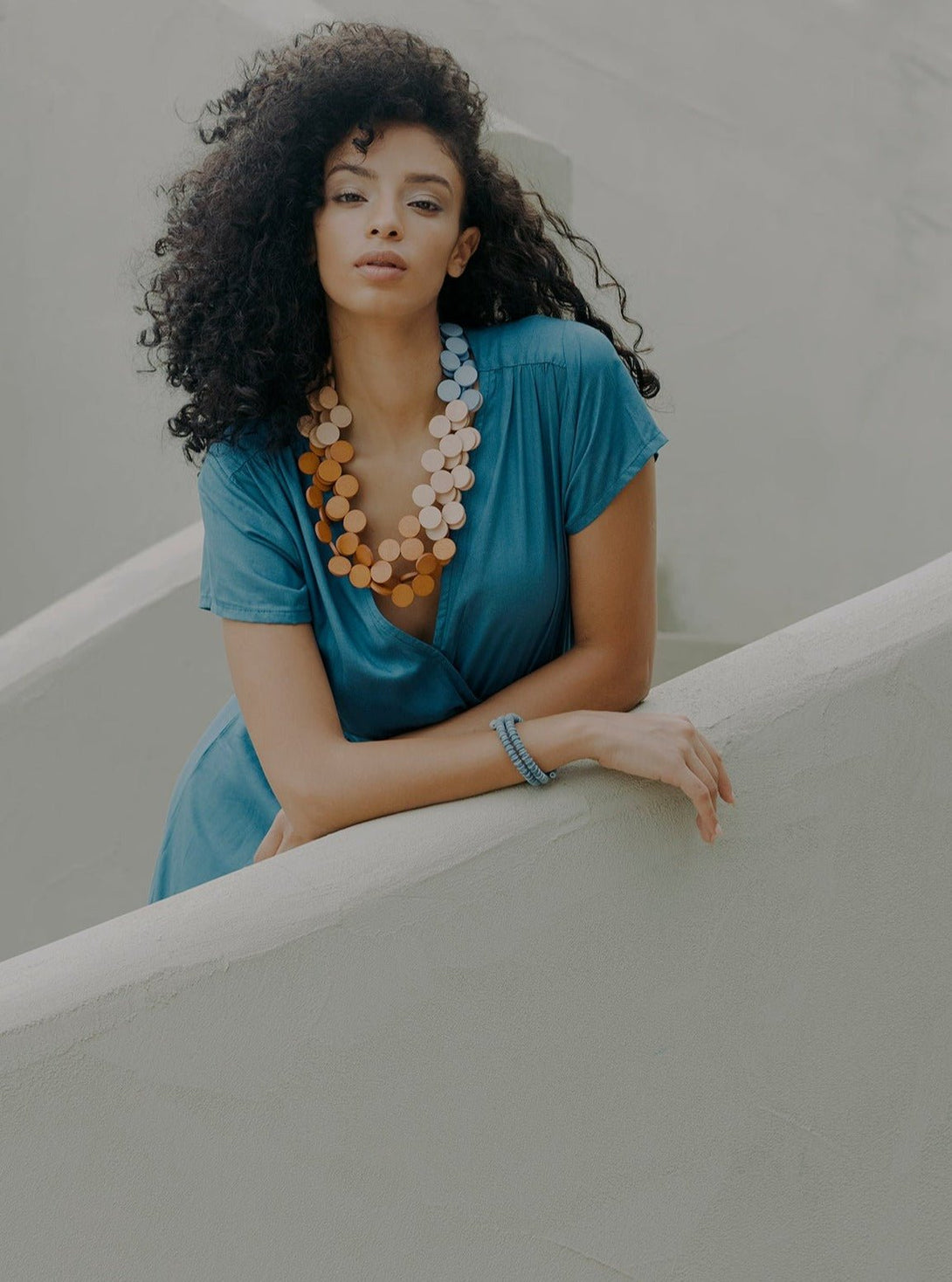 Vestito lungo ad incrocio con fusciacca Karlie - cipria - Bijondo