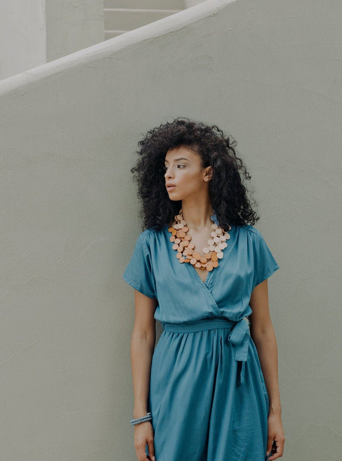 Vestito lungo ad incrocio con fusciacca Karlie - cipria - Bijondo