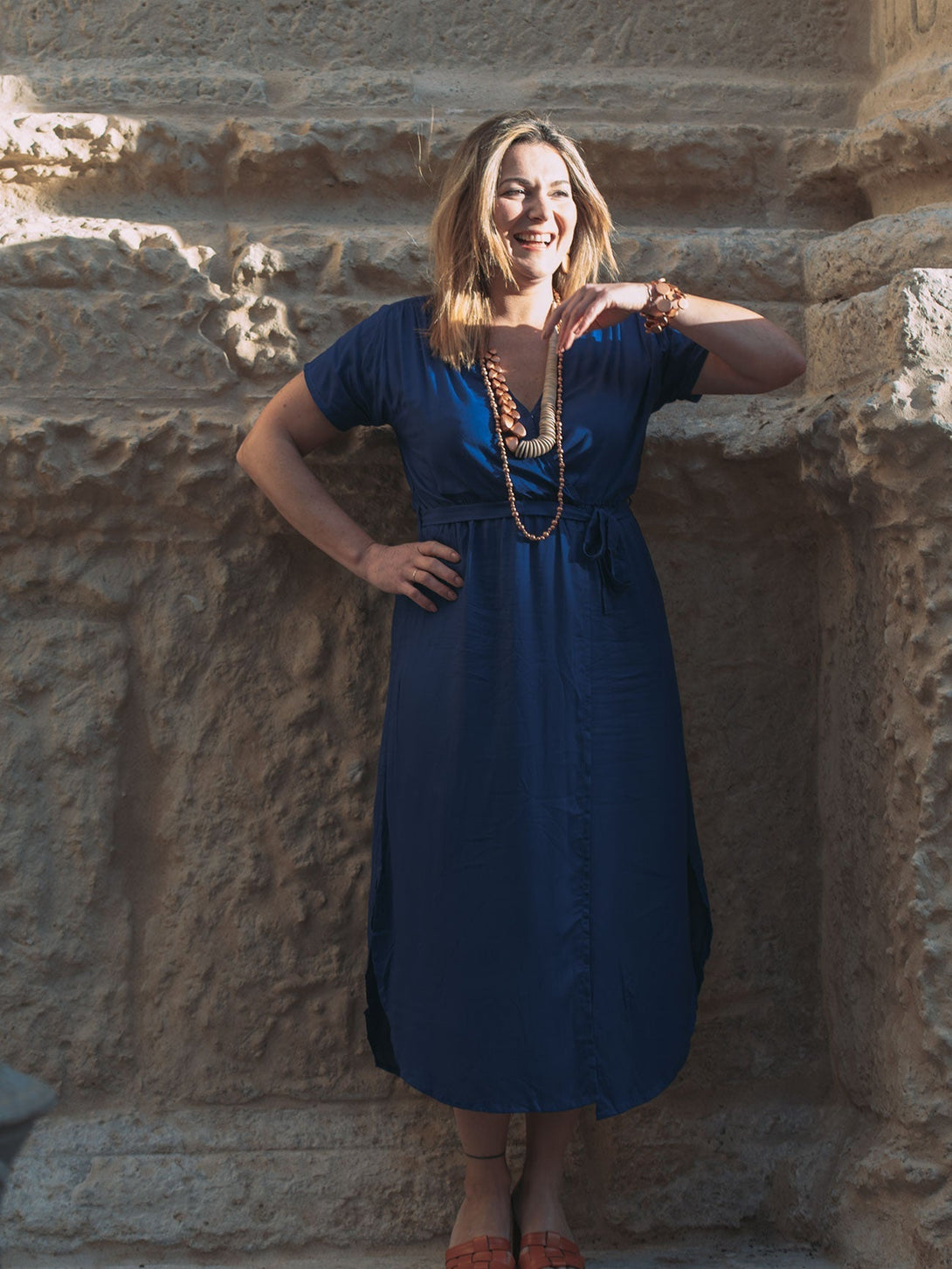 Vestito lungo ad incrocio con fusciacca Karlie - blu - Bijondo