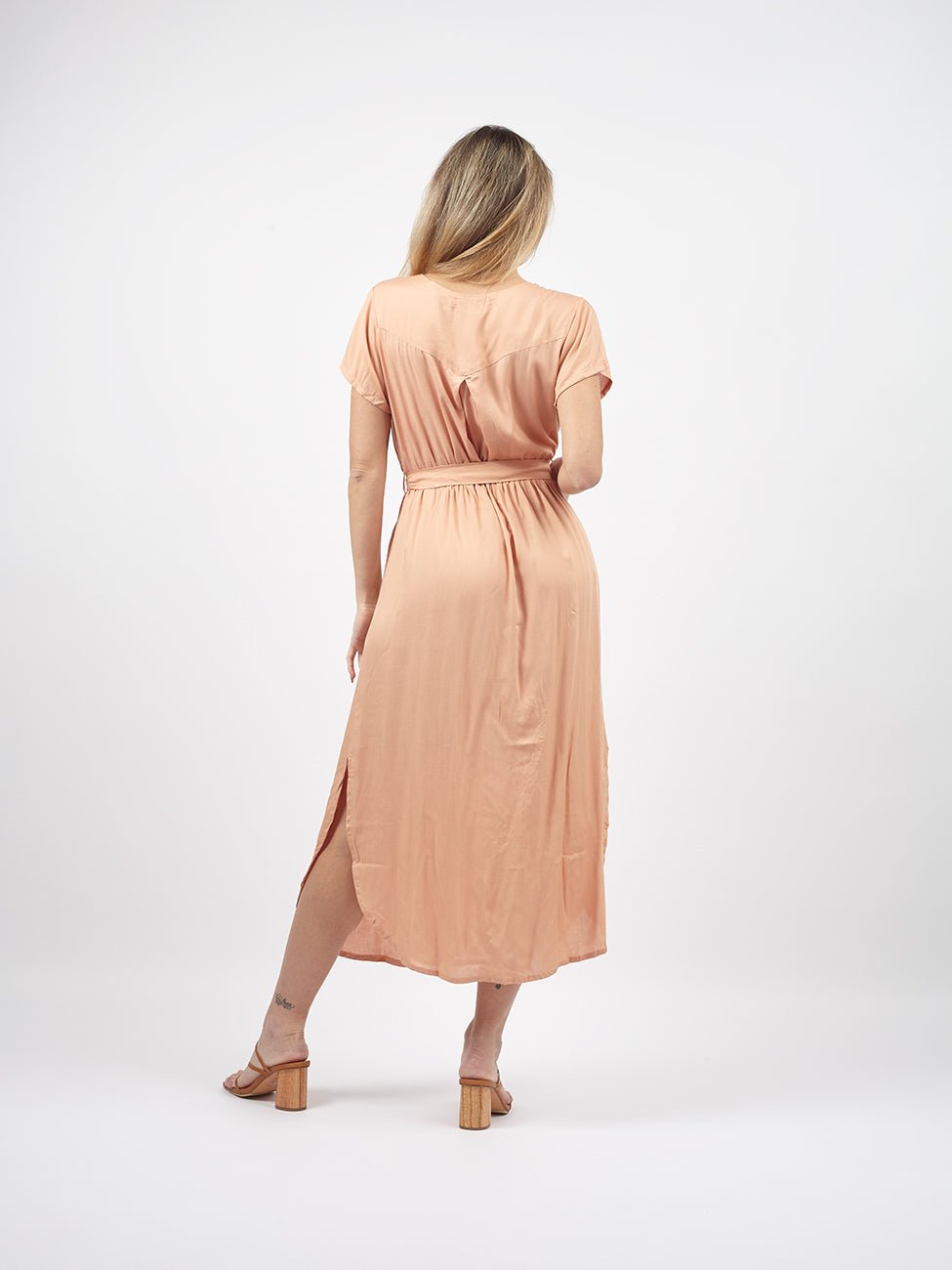 Vestito lungo ad incrocio con fusciacca Karlie - cipria - Bijondo