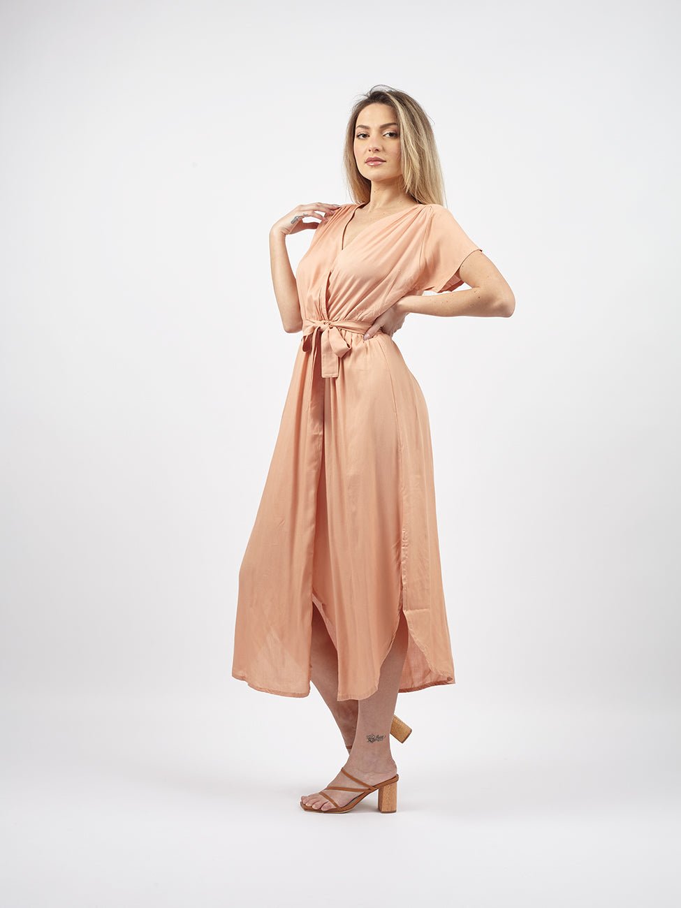 Vestito lungo ad incrocio con fusciacca Karlie - cipria - Bijondo