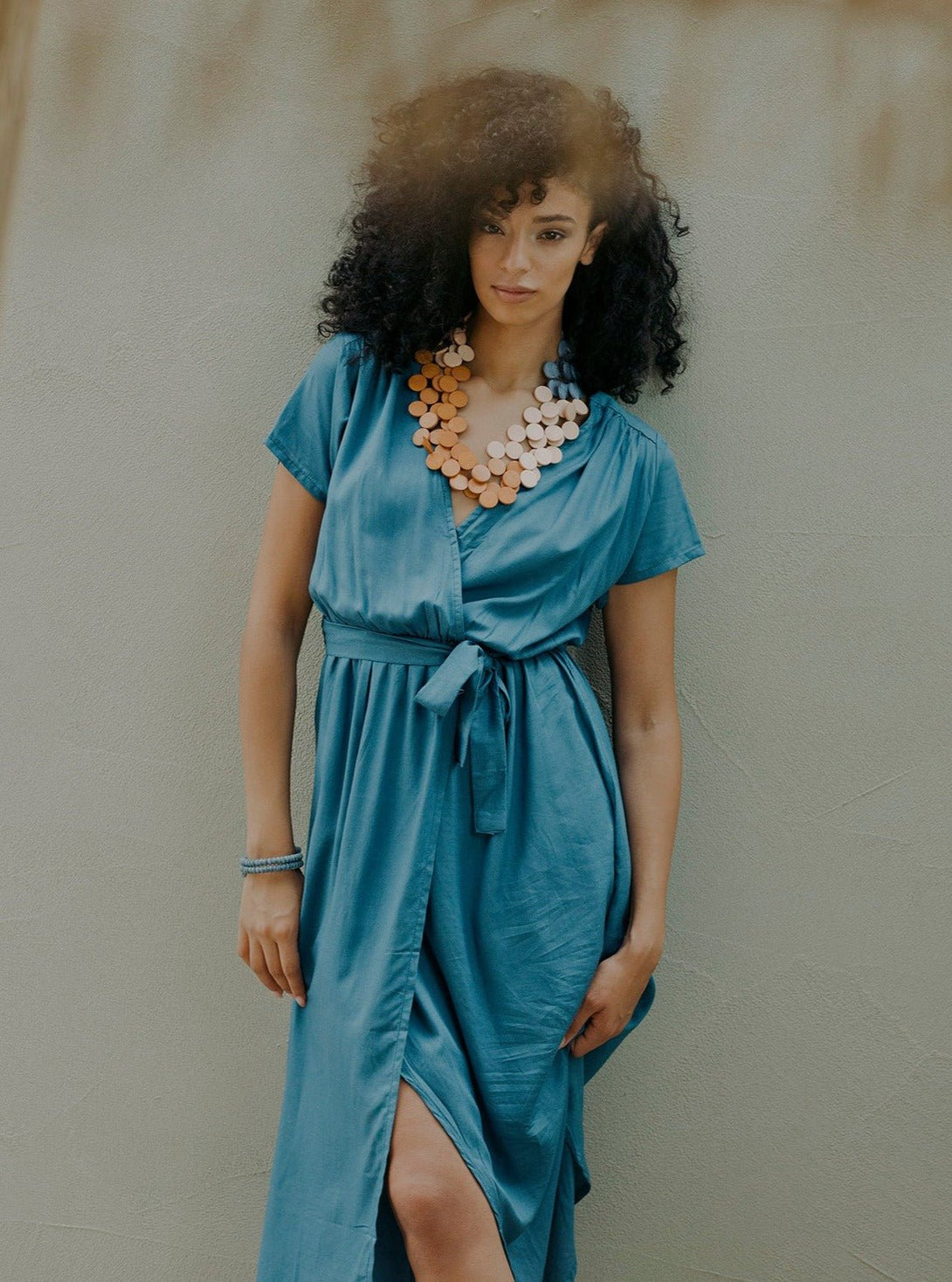 Vestito lungo ad incrocio con fusciacca Karlie - cipria - Bijondo