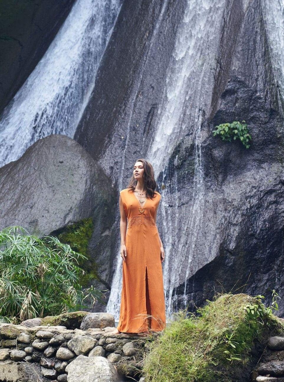 Vestito lungo elegante dettaglio ricamo Olena - celeste - Bijondo