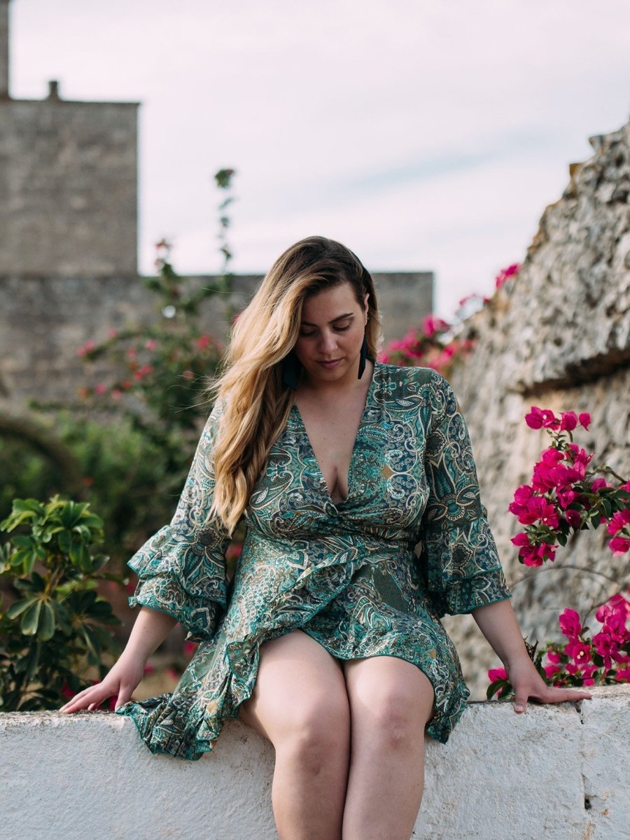 Vestito mini in seta wrap con rouches Maribel - verde - Bijondo